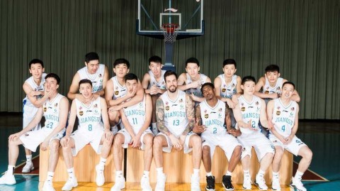 江苏肯帝亚黑白双雄领衔重返季后赛半程亚军书写黑马传奇