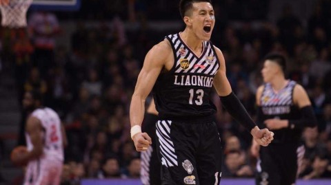 郭艾伦的篮球世界：从惜败MVP到霸气暴扣的激情瞬间