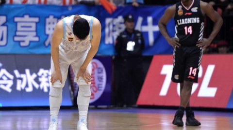 疆辽大战的悲壮注脚：李根重伤离场瞬间，系列赛悬念再起