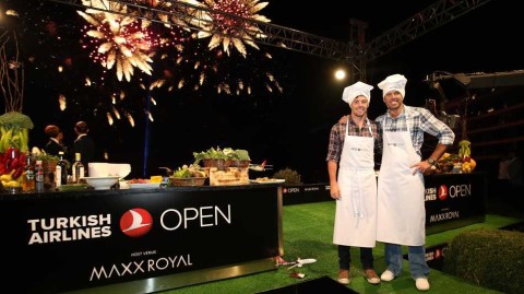 绿茵之外烟火人间，小麦舒瓦泽尔秀厨艺