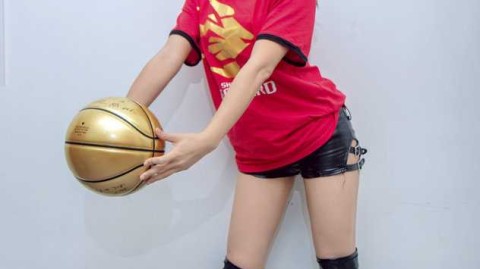 深圳烈豹啦啦队热舞助威 赛场美少女俏皮抢镜点燃球迷激情