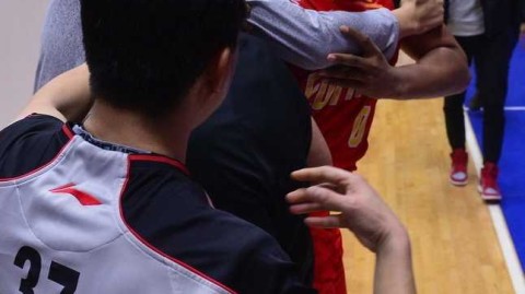 疆深赛后火爆冲突，外援萨林杰怒踹广告牌