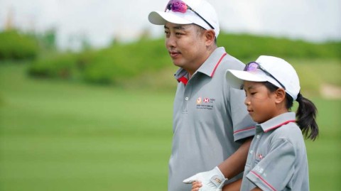 汇丰青少年亲子挑战赛：刘国梁与女儿挥杆共筑高球记忆