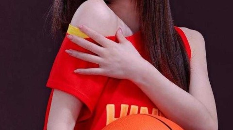 混血艺人袁颖芬最新写真力挺中国男篮 青春魅力闪耀赛场外