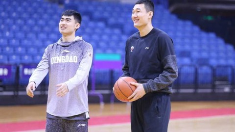 青岛赛前训练场上的老友记：李秋平与巩晓彬的轻松一瞬