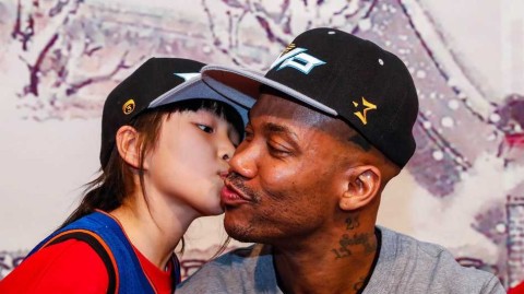 京城篮球传奇的温情瞬间：老马退役见面会，小球迷送上最纯真的吻