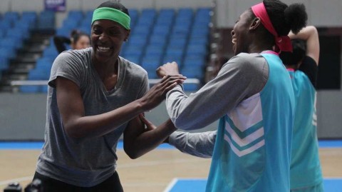 京疆女篮巅峰对决：外援双星场下友谊与场上硝烟