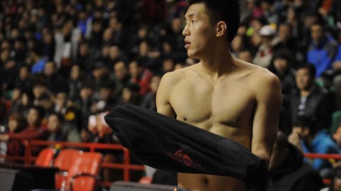 辽宁男篮本溪壮行会，郭艾伦续约后心情大好亮相