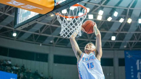 福建主场力克青岛，亚当斯面对旧主送致命一击