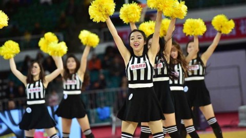 山西篮球宝贝：寒夜中的热舞，赛场边最温暖的火焰