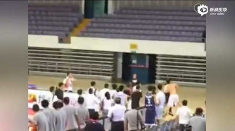 回溯NBL赛场暴力一幕 球员失控围殴裁判遭重罚