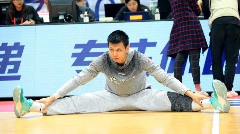 八一男篮备战新赛季，王治郅训练场亲授绝技力扛内线大旗