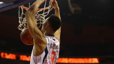 粤韵烽火·华南虎赛季碎片：阿联劈扣镇场，朱芳雨便装观战引遐想