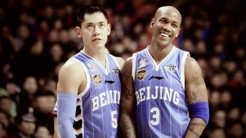 张三疯致敬独狼：战场变换情谊永存，马布里精神永不落幕