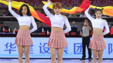 篮球宝贝：赛场中央的炫舞精灵与她们的热辣青春