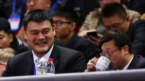 姚明现身督战新馆启航，男篮红队残阵轻取香港取世预赛开门红