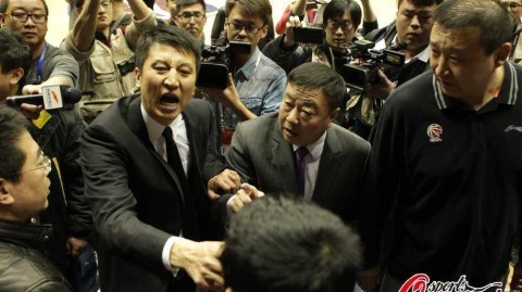 裁判哨声下的CBA江湖：血性、争议与那些无法被忘记的瞬间