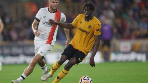 烽火暂歇：狼队与卢顿的季前博弈定格胡弗汉顿夜空