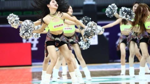 津门赛场炫舞团：篮球宝贝热力绽放，点燃津疆大战激情