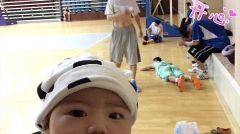 冠军奶爸携女重返球场 孟达在汗水与童真间寻找新平衡