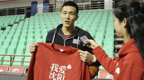 辽篮岁末聚首话篮球情，郭艾伦执球笑迎新年钟声