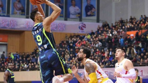 粤篮战纪：阿联领航，宏远众将在激战中砥砺前行