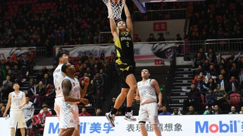 天山脚下三剑客围剿“丁神”，这轮季后赛燃爆了！