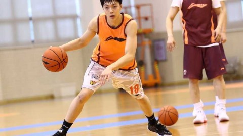 寒冬腊月挥汗如雨，易建联率广东宏远全神贯注冲刺常规赛