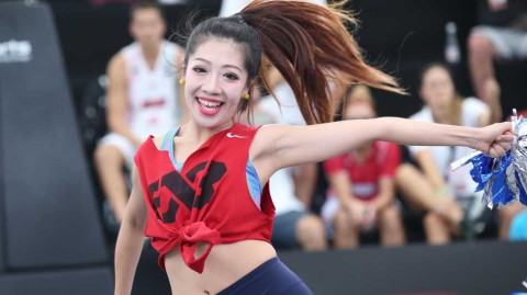 三人篮球赛场升温，篮球宝贝热舞点燃羊城激情