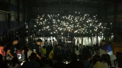 星夜下的全明星赛：山东科大停电瞬间，数千学子用手机点亮球场