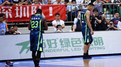 那一夜，那双鞋：回看易建联“扔鞋门”背后的规则与挣扎