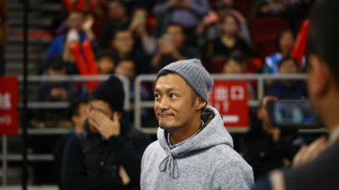 余文乐现场观战京粤大战 携手麦克隋见证京粤对决经典时刻