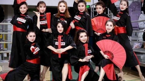 红扇摇曳燃赛场，篮球宝贝演绎青春热舞风情