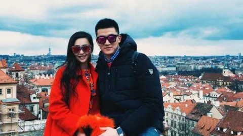 休闲时光的甜蜜定格：篮球明星蔡亮与未婚妻的幸福求婚记