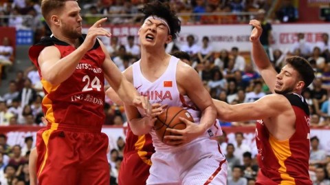 赛场兄弟情与老将担当：中国男篮的热血瞬间