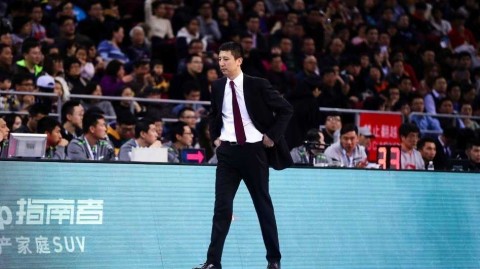 辽篮教头的不屈瞬间：郭士强与裁判理论的背后，是对胜利的执着渴望