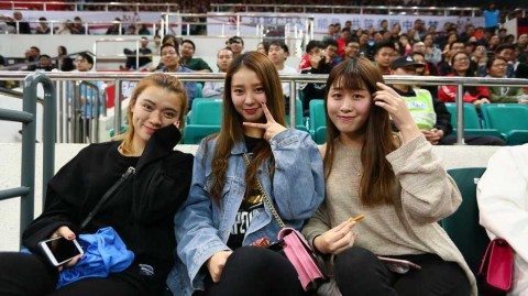 CBA场边最美风景线：美女球迷观战点燃赛场激情