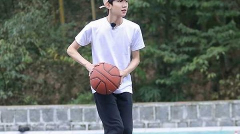 追风少年王源：篮球场上挥洒汗水，青春旅社尽显活力本色