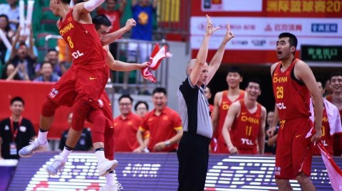 斯杯经典战：赵睿带病上演绝杀，王哲林内线暴扣统治禁区