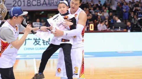 孟铎的礼物：一颗篮球如何照亮重症男孩的至暗时刻