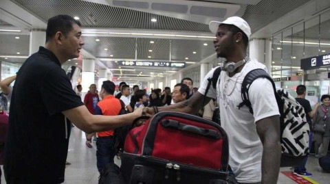 母爱相伴赴征程 巩晓彬机场亲迎火箭旧将琼斯