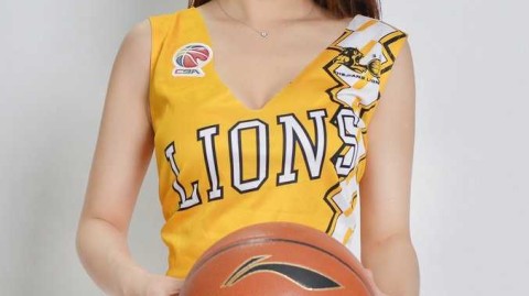 广厦宝贝热舞秀长腿 助力球队独占鳌头