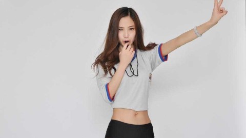 飒爽英姿：篮球宝贝跨界执裁，球场多面手展别样风采