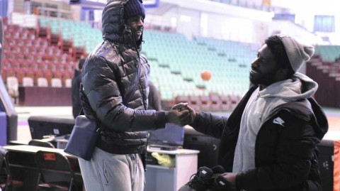 辽宁备战天津赛前温情一幕 巴斯与杰特老友记