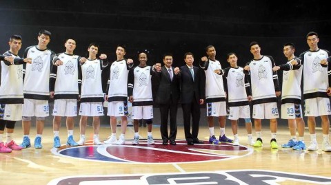 京城荣耀之夜：北京男篮加冕戒指，李宁赠靴启航新赛季