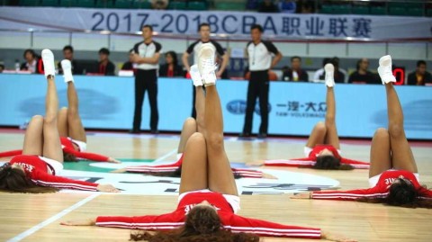 魅力无限：赛场上的精灵舞者演绎篮球新时尚