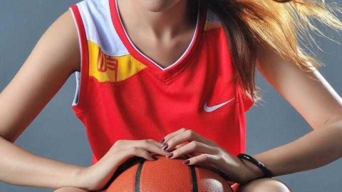 胡晓燕化身篮球宝贝，香艳写真定格球场魅力瞬间