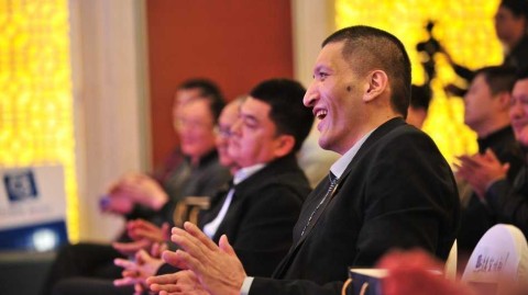 巴特尔携女亮相乌鲁木齐，开启青少年篮球新篇章