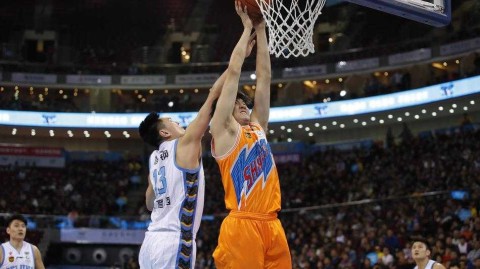 京沪对决三分雨浇灭五棵松，上海大鲨鱼客场抢得先机