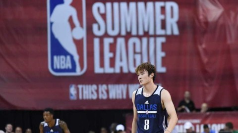 丁彦雨航夏季联赛闪光瞬间：发型不乱拼劲不乱，中国前锋用表现赢得欢呼